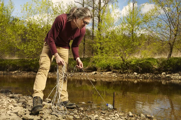 Man Found Rusty Iron Metal Hammer River Water Magnet — Stock Photo, Image