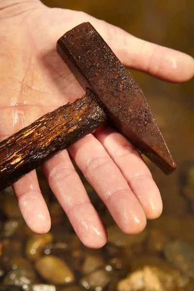 Man Gevonden Roestige Ijzeren Hamer Rivierwater Door Magneet — Stockfoto