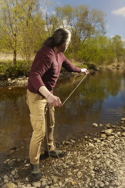 Hombre Explorando Agua Del Río Por Imán Cuerda — Foto de Stock