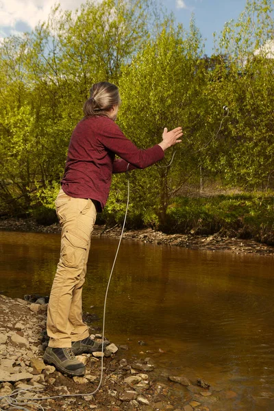 Man Exploring River Water Magnet Rope — Stock Photo, Image