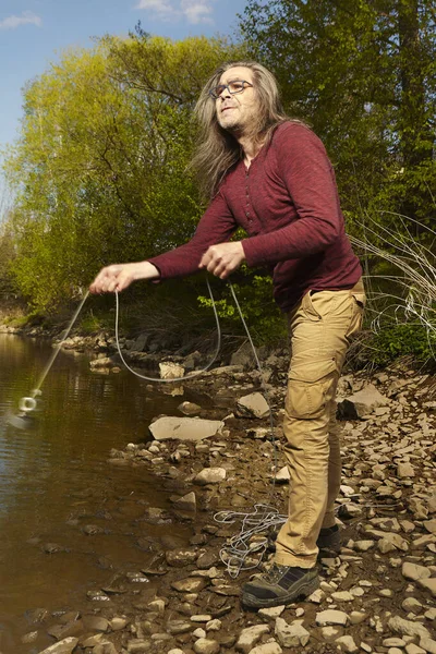 Hombre Explorando Agua Del Río Por Imán Cuerda —  Fotos de Stock