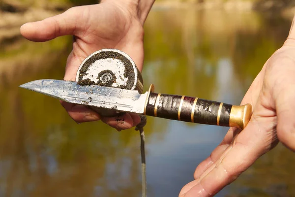 Man Gevonden Jachtmes Rivierwater Door Magneet — Stockfoto