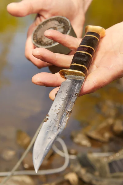 Mand Fundet Jagtkniv Flodvand Ved Magnet - Stock-foto