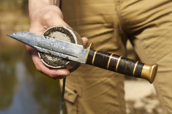 Mand Fundet Jagtkniv Flodvand Ved Magnet - Stock-foto