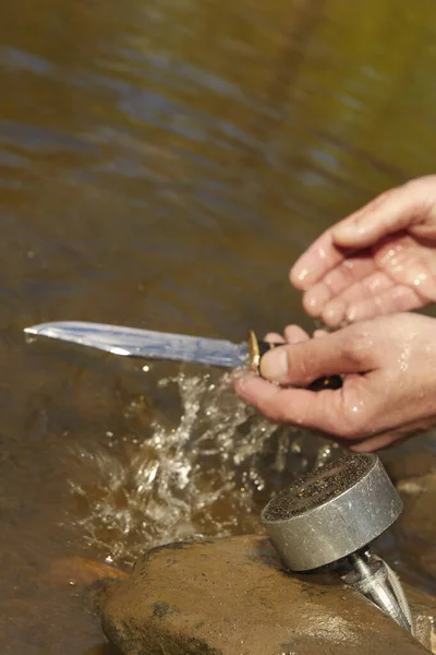 Hombre Encontrado Cuchillo Caza Agua Del Río Por Imán — Foto de Stock