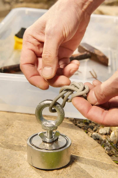 Voorbereiding Van Neodymium Touwmagneet Voor Het Exploreren Van Water — Stockfoto