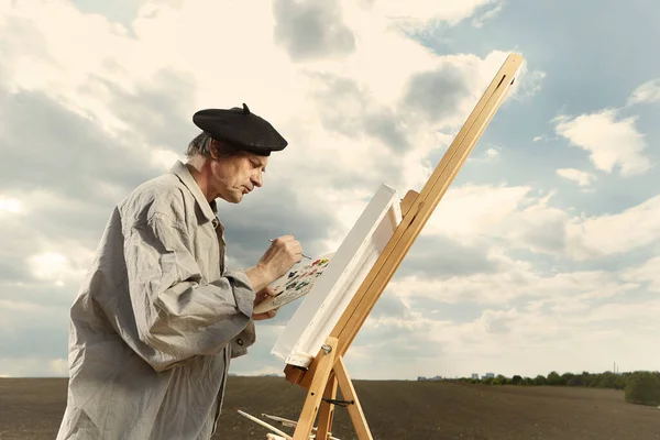 Older Man Painting Artwork Canvas Sunny Day Field — Stock Photo, Image