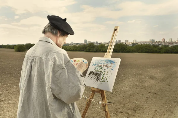 Пожилой Человек Рисует Картины Холсте Солнечном Поле — стоковое фото