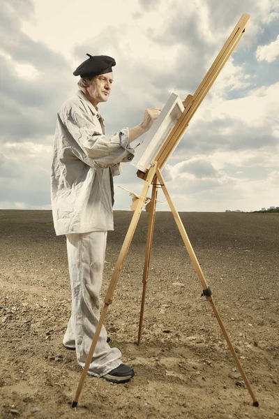 Older Man Painting Artwork Canvas Sunny Day Field — Stock Photo, Image