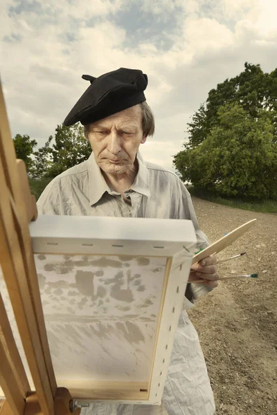 Yaşlı Adam Güneşli Bir Günde Tuvale Resim Çiziyor — Stok fotoğraf