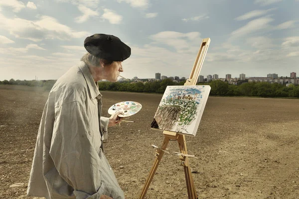 Hombre Mayor Pintando Obras Arte Sobre Lienzo Campo Día Soleado —  Fotos de Stock