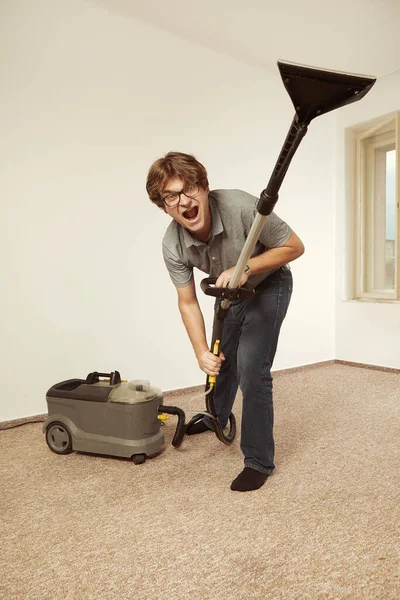 Homme Caucasien Nettoyer Profondément Tapis Avec Machine Nettoyage Humide — Photo