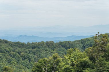 Gökyüzü ve Japonya 'daki bulutlar arasındaki sıradağların manzaralı ve destansı manzarası.
