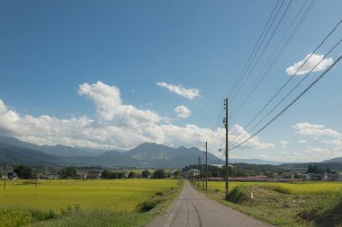 Nagano 'daki Japon pirinç tarlalarının ve dağların manzarasından manzara ve destansı manzara.