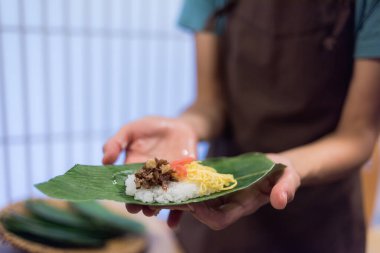 Iiyama, Nagano, Japonya 'da sasazushi adı verilen yerel ürünlerle ev yapımı tipik kırsal yemek hazırlığı.