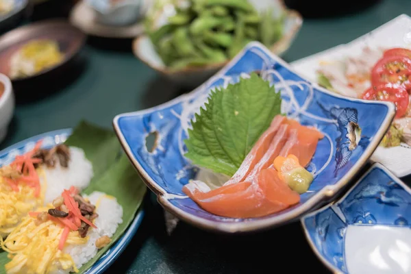 Вкусный Японский Лосось Сашими Ломтики Сырая Рыба Подается Васаби Соевым — стоковое фото