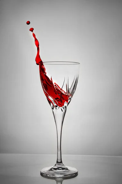 Splashes Dry Red Wine Frozen Flight Gray Background — Stock Photo, Image
