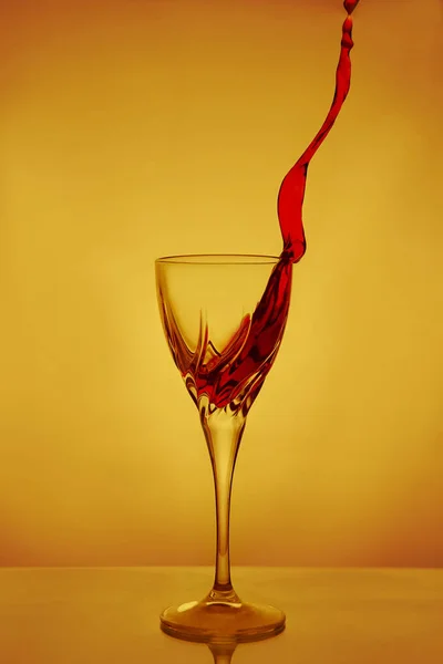 Splashes Dry Red Wine Frozen Flight Yellow Background — Stock Photo, Image