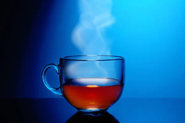 Tasse Heißen Dampfenden Tee Auf Blauem Hintergrund — Stockfoto