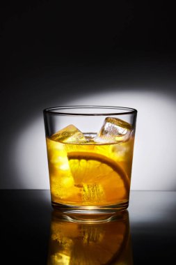 Aynada buzlu ve limonlu kokteyl.