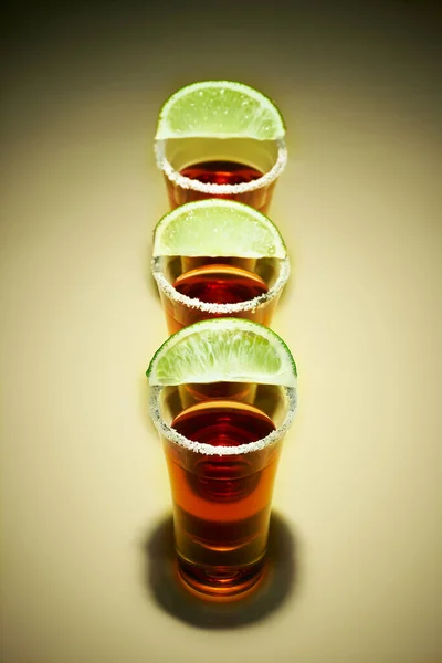 Tres Chupitos Tequila Lima Con Sal Sobre Una Mesa Beige — Foto de Stock