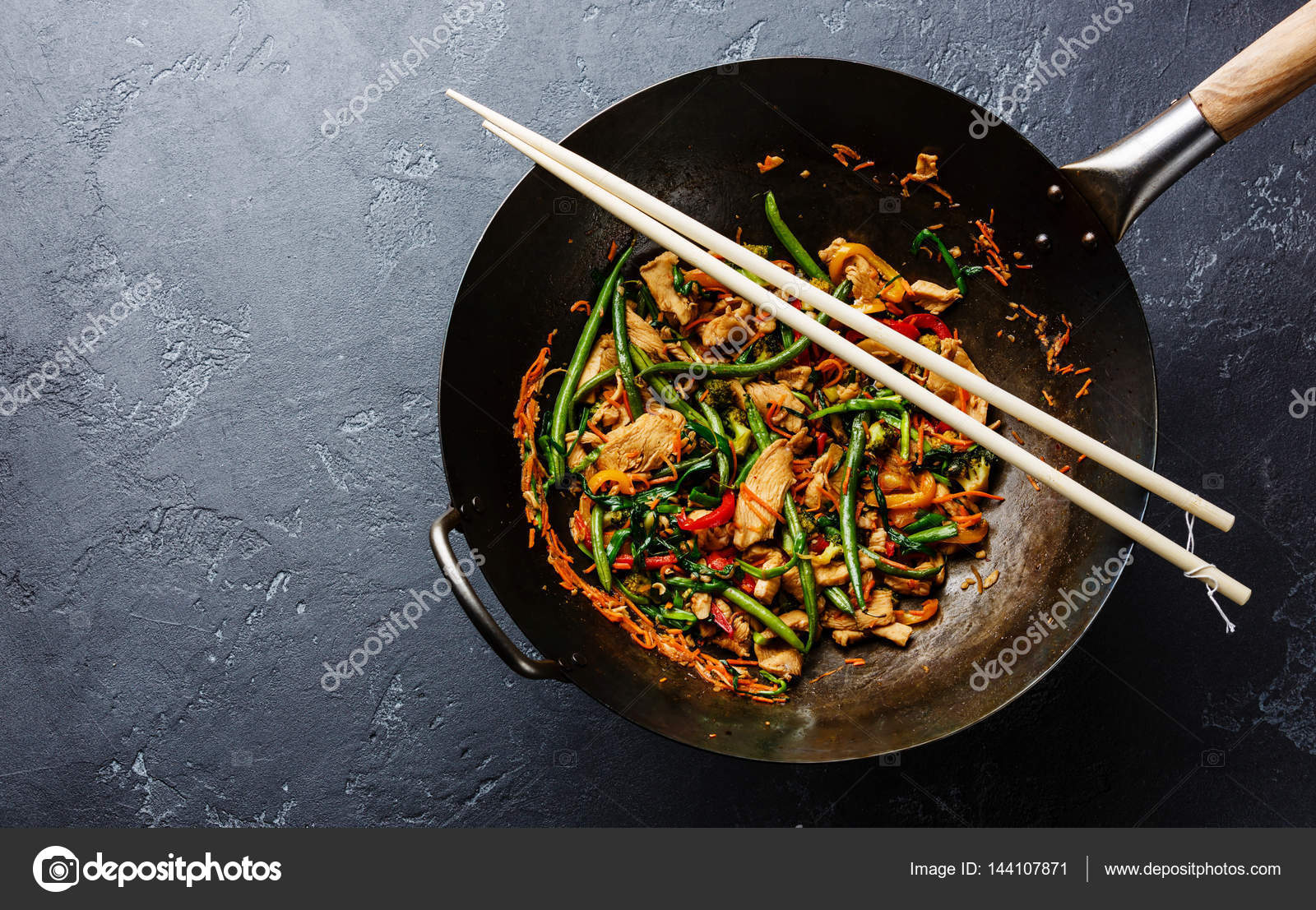 Stir fry chicken with peppers — Stock Photo © lisovskaya #144107871
