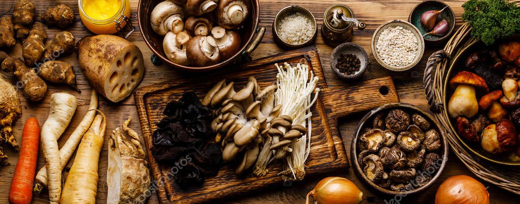 Ingredients for Healing mushroom soup - 7 types of mushrooms and roots on wooden table background — Stock Image Ingredients Healing Mushroom Soup Types Mushrooms Roots Wooden Table Background Stock Picture