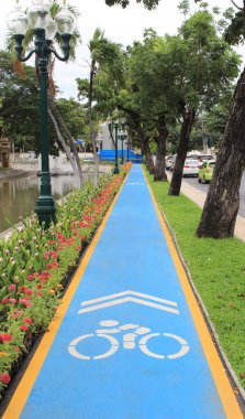 Parkta bisiklet yolu