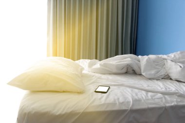 Tuvaletteki yatakta akıllı telefon.