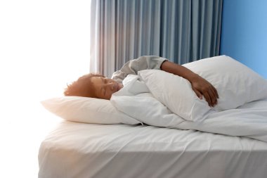 otel yatak odasında yatakta uyuyan adam