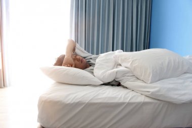 otel yatak odasında yatakta uyuyan adam