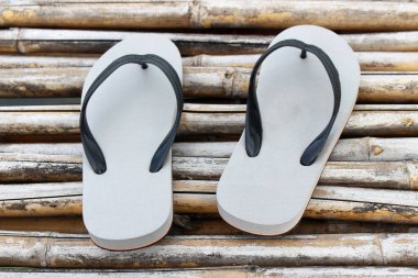 Bambu üstünde sandal çifti