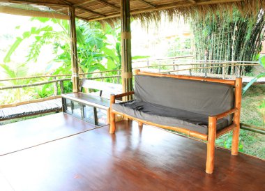 ahşap bir koltuk döşemelik kumaş koltuk ile