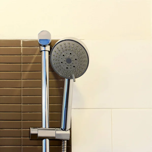 Pomme de douche en gros plan dans la salle de bain — Photo