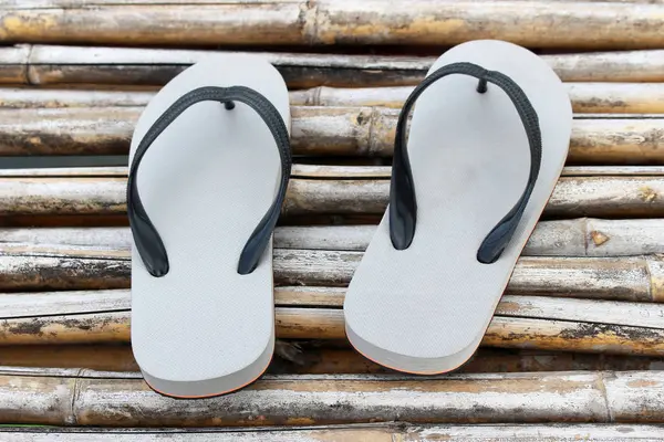 Bambu üstünde sandal çifti