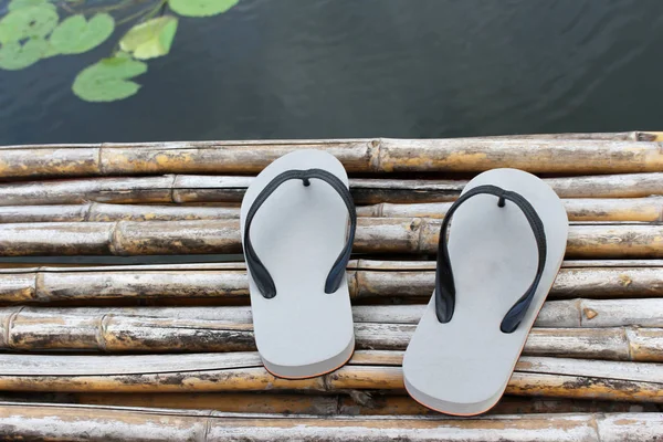 Bambu gölet üzerinde üzerinde sandal çifti