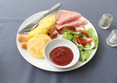 İngiliz kahvaltısı kızarmış yumurta, pastırma, sosis, tost ve taze salata ile