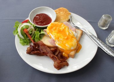 İngiliz kahvaltısı kızarmış yumurta, pastırma, sosis, tost ve f ile