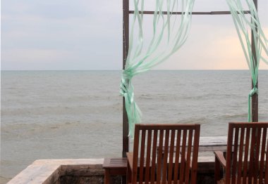 Güzel tropikal okyanus ya da deniz boş sandalye ve mavi gökyüzü arka plan - Vintage filtre ile plaj manzara