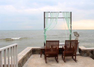 Güzel tropikal okyanus ya da deniz boş sandalye ve mavi gökyüzü arka plan - Vintage filtre ile plaj manzara