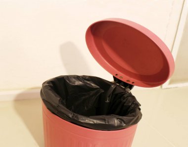 Resort oda içinde çöp kutusu açılır