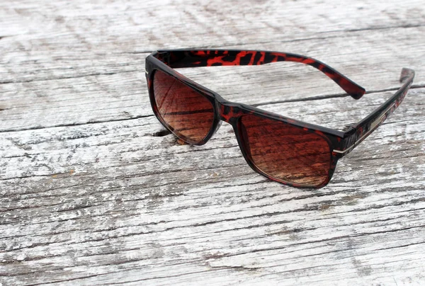 gözlük ahşap masa arka plan / yaz seyahat, eğlence ve yaşam tarzı kavramsal