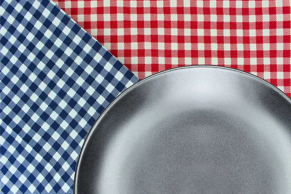 상위 뷰 플레이트 체크 무늬 식탁보 패턴 배경 — 스톡 사진