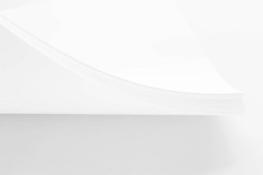 Beyaz arka arkaya izole edilmiş yumuşak gölgeli A4 boş kağıt yığını