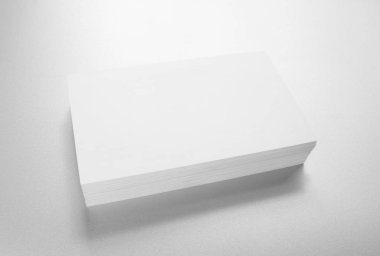 Beyaz desenli kağıt arkaplanındaki kartvizitlerin bir kopyası