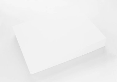 Beyaz arka arkaya izole edilmiş yumuşak gölgeli A4 boş kağıt yığını