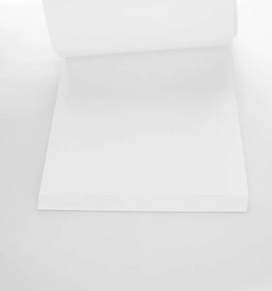 A4 pile de papier blanc avec des ombres douces isolées sur fond blanc — Photo
