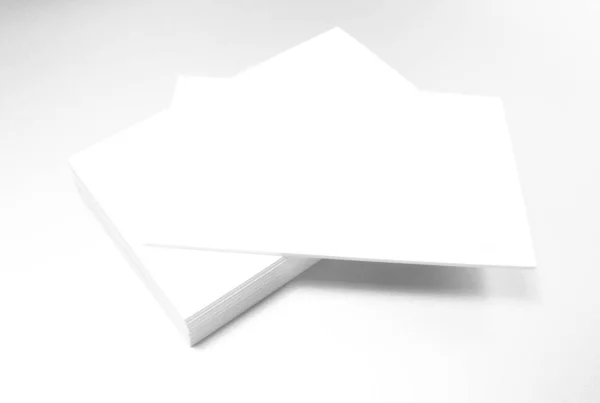 Beyaz desenli kağıt arkaplanındaki kartvizitlerin bir kopyası — Stok fotoğraf