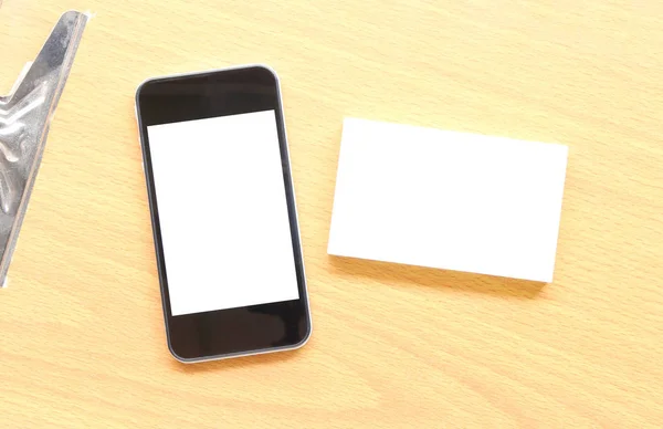 Burla de tarjetas de visita con teléfono inteligente en respaldo texturizado de madera —  Fotos de Stock