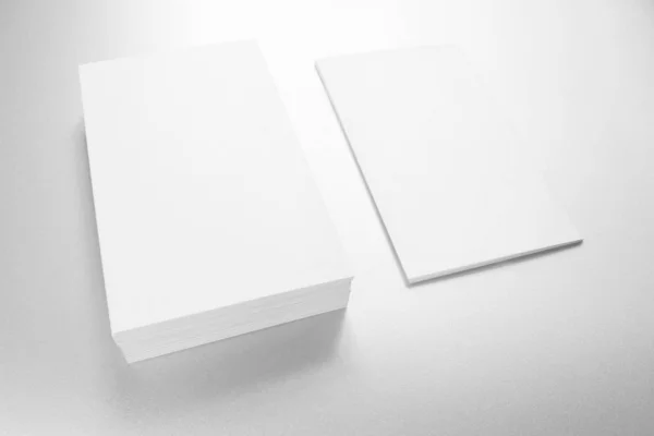 Mockup de tarjetas de visita sobre fondo de papel texturizado blanco — Foto de Stock